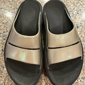 OOFOS Women's Sandals in Metallic Tan and Black , size W8 EU39